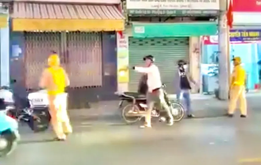 Bị kiểm tra nồng độ cồn, người đàn ông cầm ghế tấn công CSGT- Ảnh 1. Bị kiểm tra nồng độ cồn, người đàn ông cầm ghế tấn công CSGT- Ảnh 1.