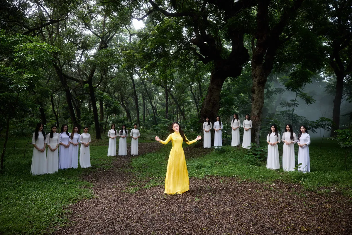 Ca sĩ Mộc An nghẹn ngào hát “Huyền thoại mẹ” - Ảnh 3.