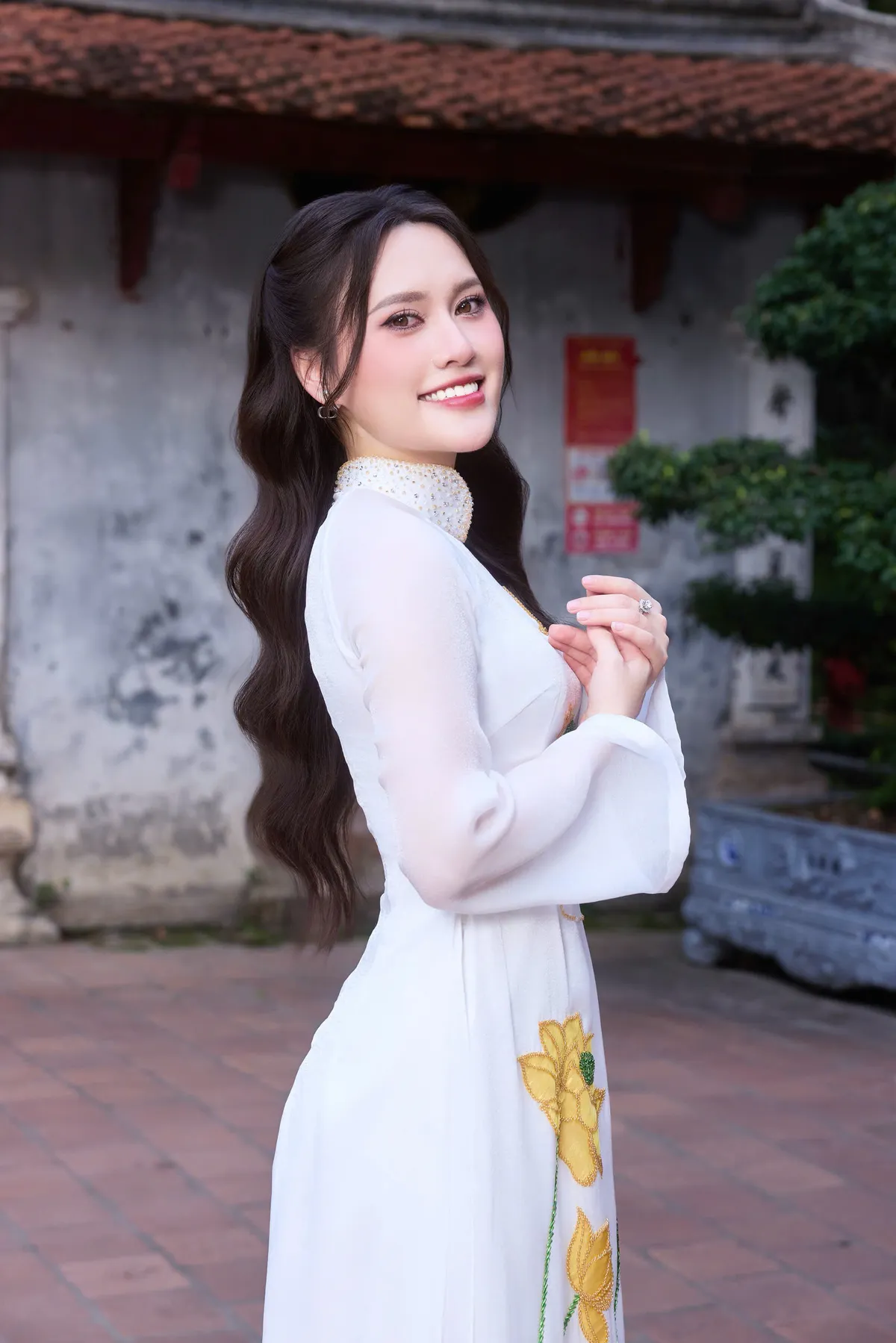 Ca sĩ Mộc An nghẹn ngào hát “Huyền thoại mẹ” - Ảnh 1.