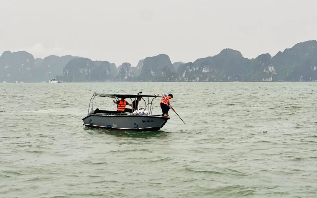 Lực lượng chức năng tỉnh Quảng Ninh tìm kiếm cứu nạn. Ảnh: Báo Quảng Ninh