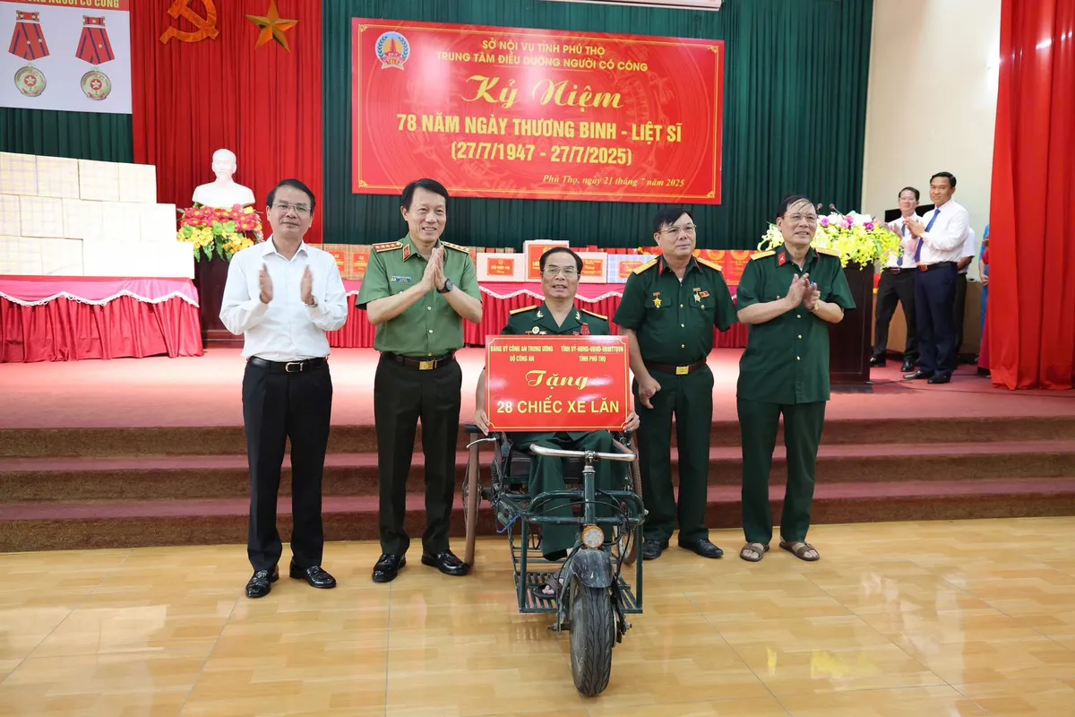 Bộ trưởng Lương Tam Quang thăm, tặng quà trung tâm điều dưỡng người có công tỉnh Phú Thọ - Ảnh 2.