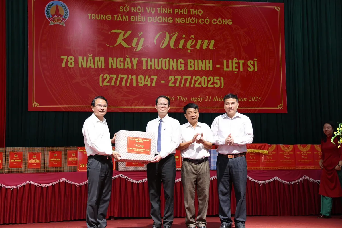 Bộ trưởng Lương Tam Quang thăm, tặng quà trung tâm điều dưỡng người có công tỉnh Phú Thọ - Ảnh 3.