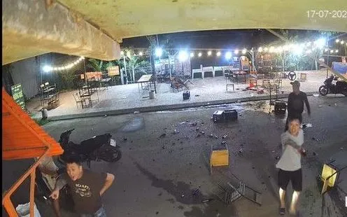 Camera của quán ghi lại cảnh nhóm thanh niên nhậu quỵt rồi đập phá quán. Camera của quán ghi lại cảnh nhóm thanh niên nhậu quỵt rồi đập phá quán.