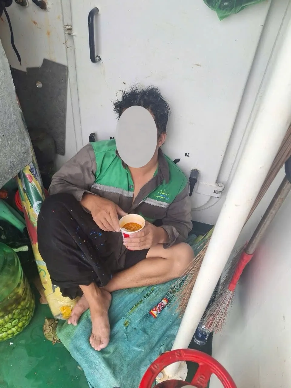 An Giang: Ngư dân trôi dạt 6 giờ trên biển, được tàu khách kịp thời cứu sống - Ảnh 1.