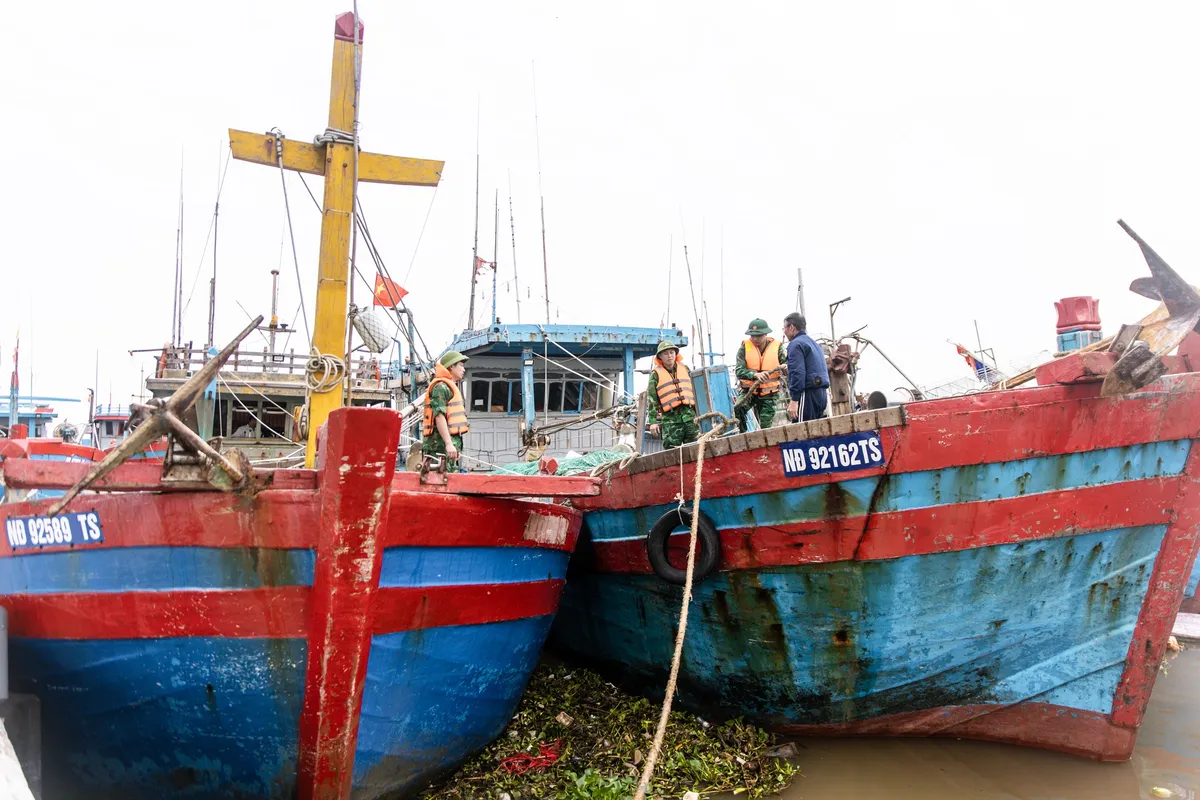 Ninh B&igrave;nh dừng họp kh&ocirc;ng cần thiết, huy động to&agrave;n lực ứng ph&oacute; b&atilde;o số 3 - Ảnh 2.