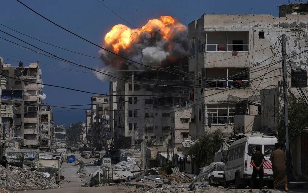 Khói lửa bốc lên sau cuộc không kích của Israel tại thành phố Gaza, ngày 21/7/2025. (Ảnh: AP) Khói lửa bốc lên sau cuộc không kích của Israel tại thành phố Gaza, ngày 21/7/2025. (Ảnh: AP)