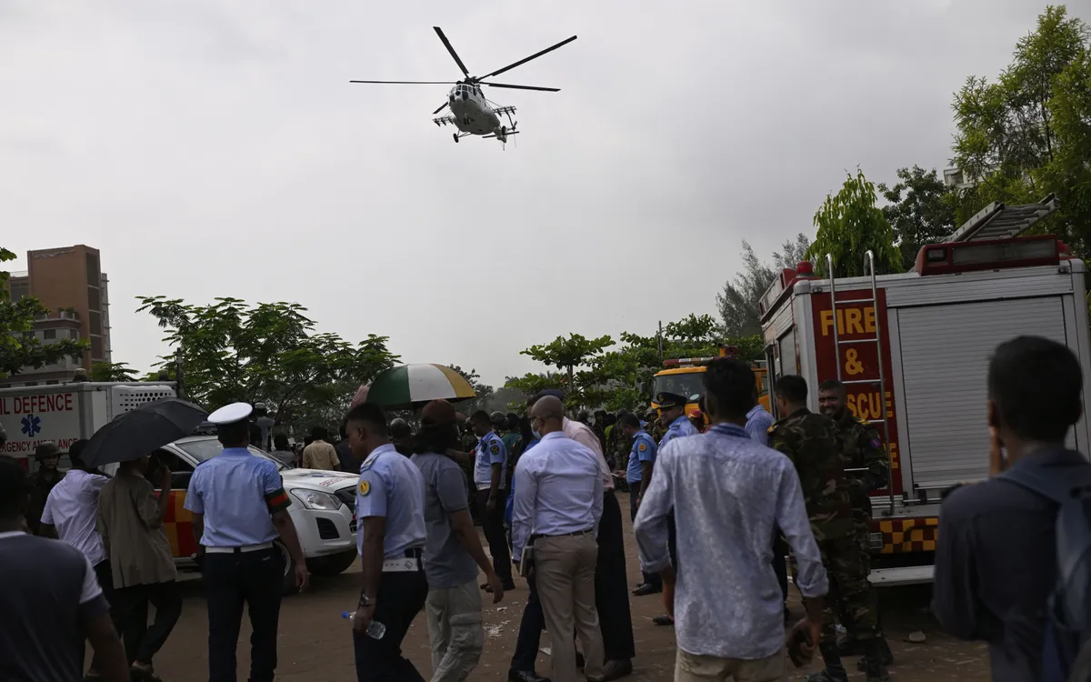 Trực thăng chở nạn nhân vụ rơi máy bay quân sự tại Dhaka, Bangladesh ngày 21/7/2025. (Ảnh: AP) Trực thăng chở nạn nhân vụ rơi máy bay quân sự tại Dhaka, Bangladesh ngày 21/7/2025. (Ảnh: AP)