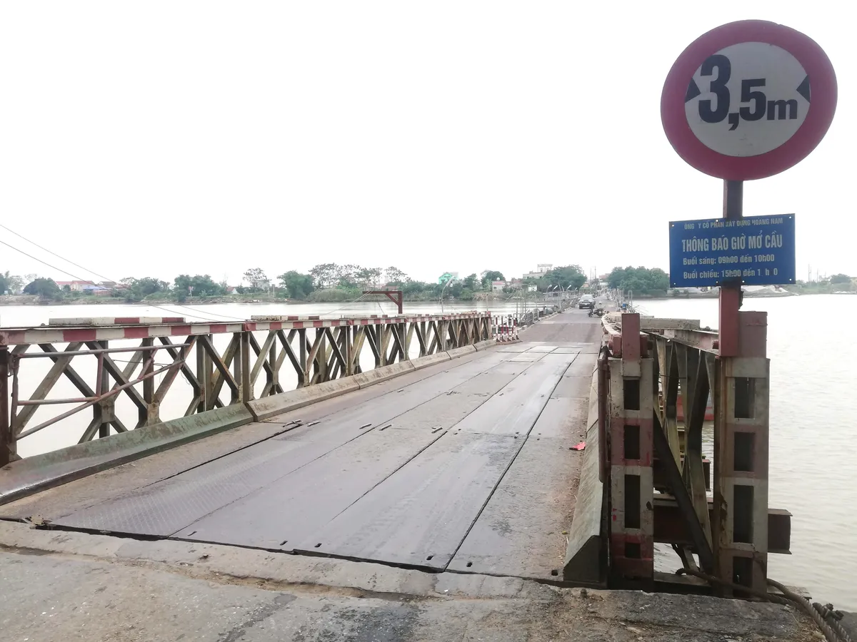 Ninh Bình tạm dừng hoạt động cầu phao Ninh Cường - Ảnh 1.