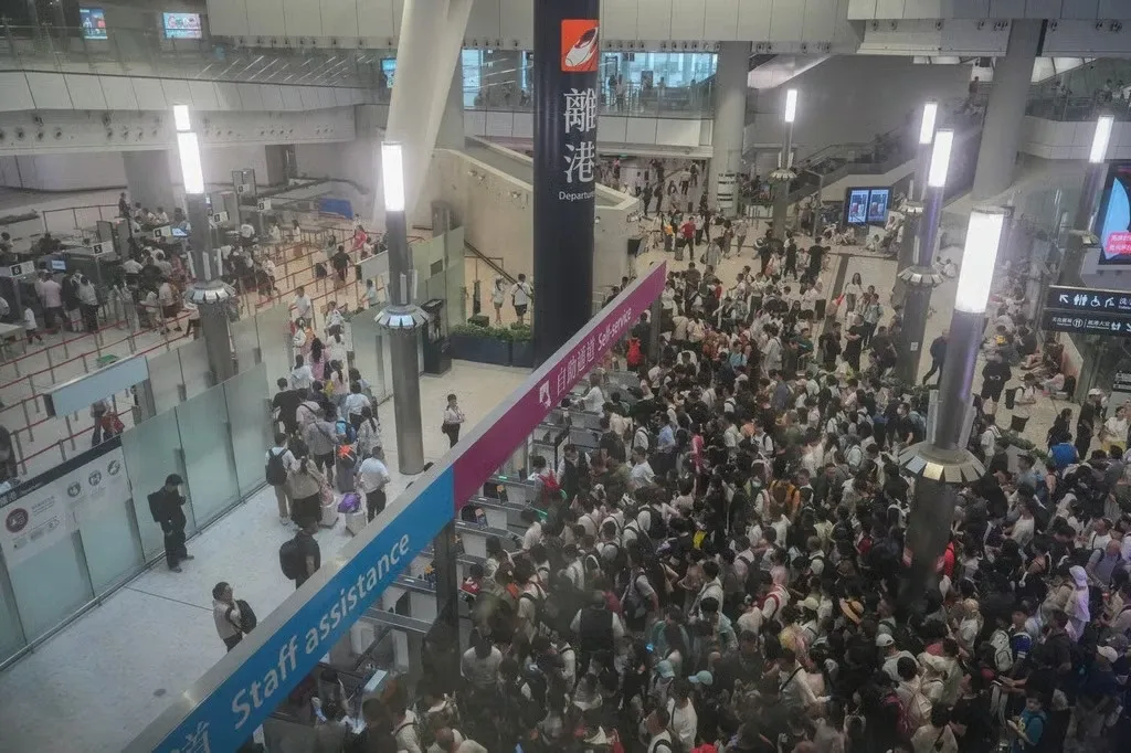 Hàng không Trung Quốc tê liệt vì bão Wipha: Hơn 600 chuyến bay bị huỷ, Hong Kong phát cảnh báo cấp 10 - Ảnh 1.