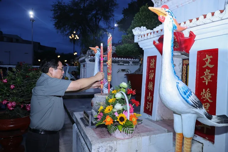 Thủ tướng thăm Lăng Thoại Ngọc Hầu và Miếu Bà Chúa Xứ núi Sam - Ảnh 1.