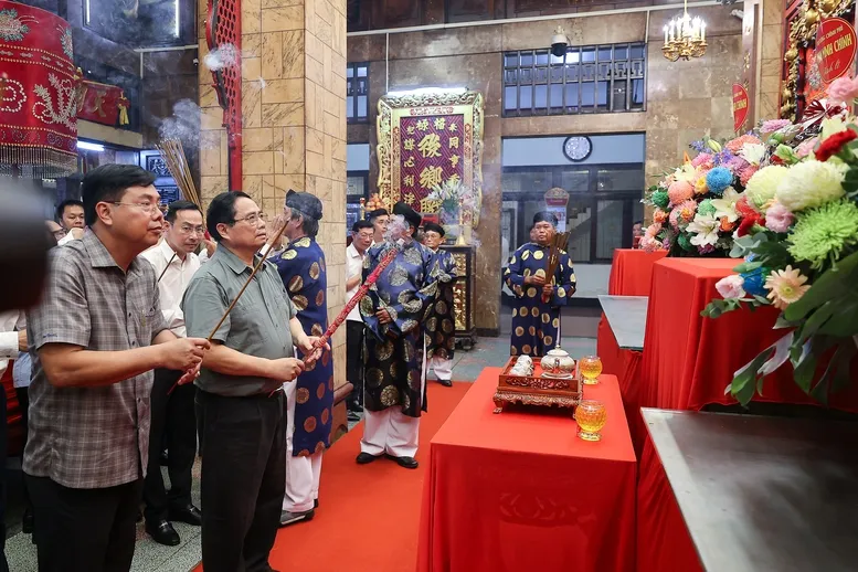 Thủ tướng thăm Lăng Thoại Ngọc Hầu và Miếu Bà Chúa Xứ núi Sam - Ảnh 2.