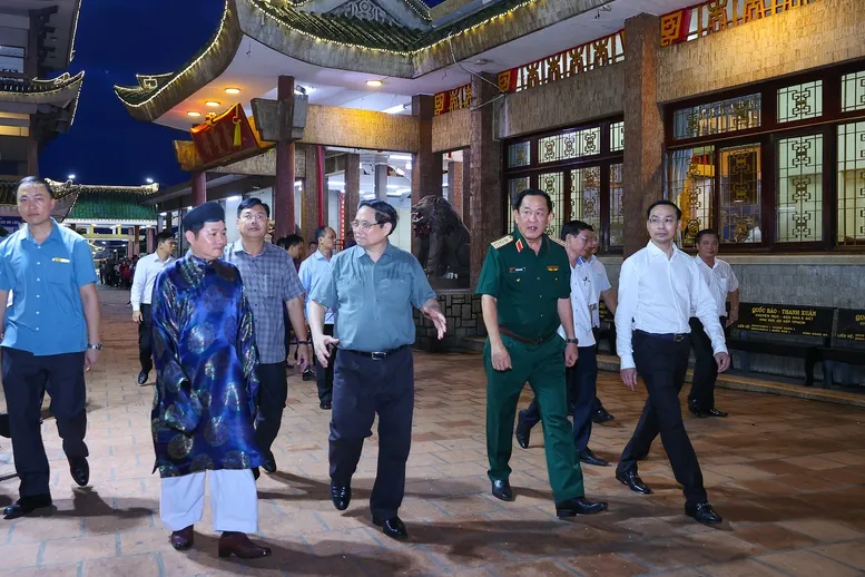 Thủ tướng thăm Lăng Thoại Ngọc Hầu và Miếu Bà Chúa Xứ núi Sam - Ảnh 3.