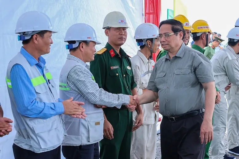 Phấn đấu hoàn thành cao tốc Châu Đốc - Cần Thơ - Sóc Trăng vào 19/12/2025 - Ảnh 1.