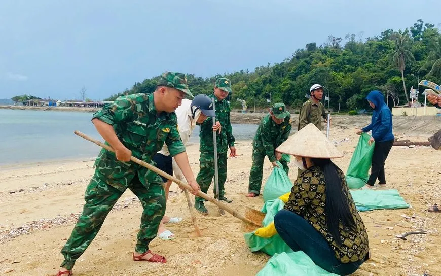 Cán bộ, chiến sĩ Bộ đội Biên phòng giúp nhân dân phòng, chống bão số 3. Ảnh: QĐND Cán bộ, chiến sĩ Bộ đội Biên phòng giúp nhân dân phòng, chống bão số 3. Ảnh: QĐND