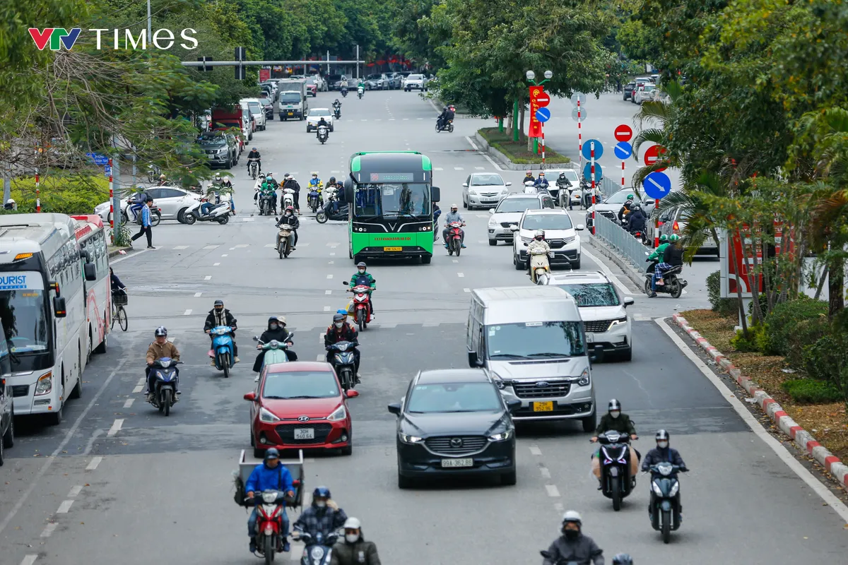 Hà Nội ứng phó bão số 3: Xe buýt, tàu điện có thể tạm dừng hoạt động - Ảnh 1.