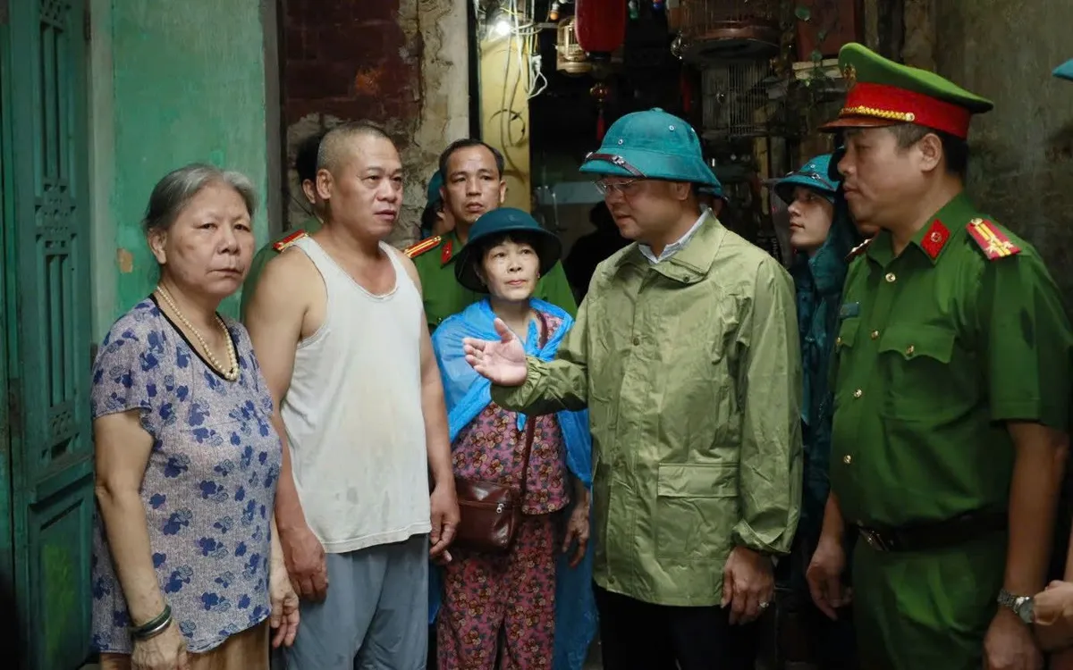 Lãnh đạo phường Nam Định vận động người dân đang sinh sống ở khu nhà ở xuống cấp đến nơi an toàn.