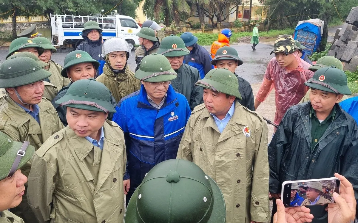 Quyền Bộ trưởng Trần Đức Thắng (đứng hàng đầu, vị trí thứ 2 từ phải qua trái) đề nghị tỉnh Ninh Bình chủ động các phương án ứng phó với bão. 