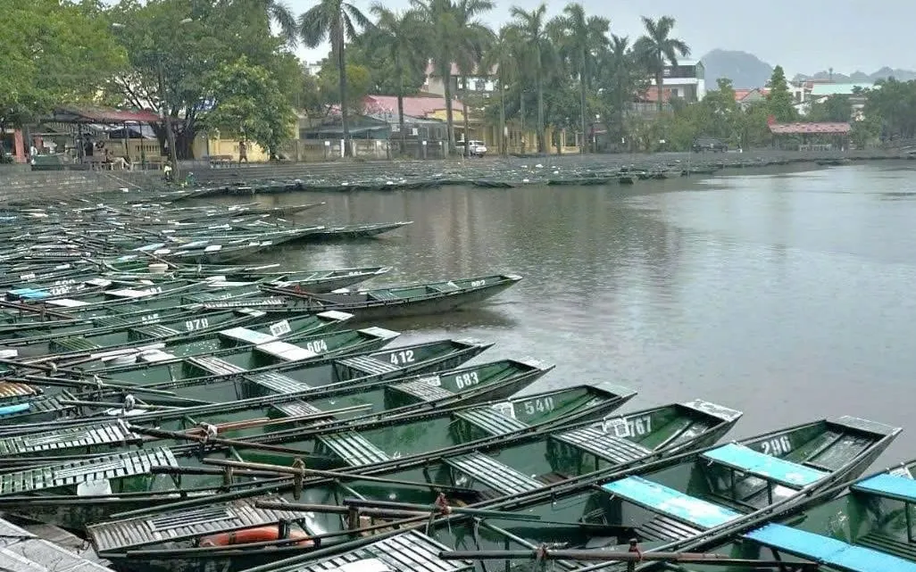 Tàu chở khách ở Khu du lịch Tam Cốc - Bích Động neo đậu về bến để tránh trú bão. Ảnh: Diệu Anh Tàu chở khách ở Khu du lịch Tam Cốc - Bích Động neo đậu về bến để tránh trú bão. Ảnh: Diệu Anh