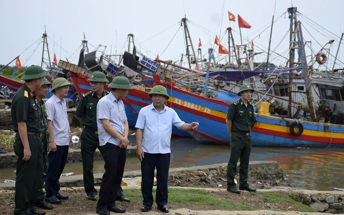 Phó Chủ tịch UBND tỉnh Nghệ An kiểm tra công tác neo đậu của tàu thuyền. Ảnh Lê Thạch.