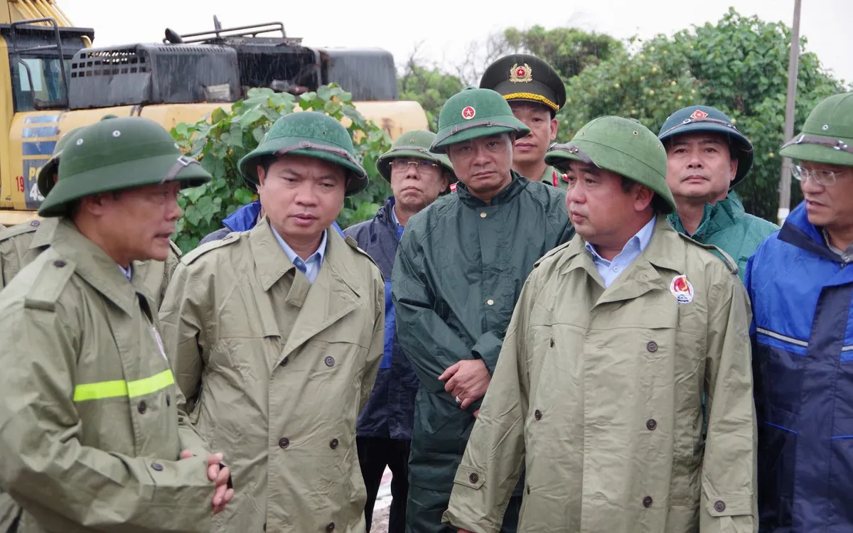 Quyền Bộ trưởng Bộ NN-MT Trần Đức Thắng nghe báo cáo công tác phòng chống bão số 3 tại khu vực đê biển Cồn Tròn, xã Hải Thịnh.
