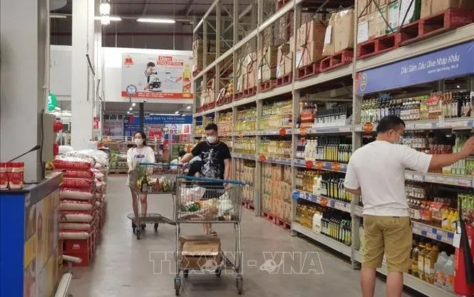 Người dân đi mua hàng tại siêu thị trên phố Hoàng Mai. Ảnh minh họa: Phương Anh/TTXVN Người dân đi mua hàng tại siêu thị trên phố Hoàng Mai. Ảnh minh họa: Phương Anh/TTXVN