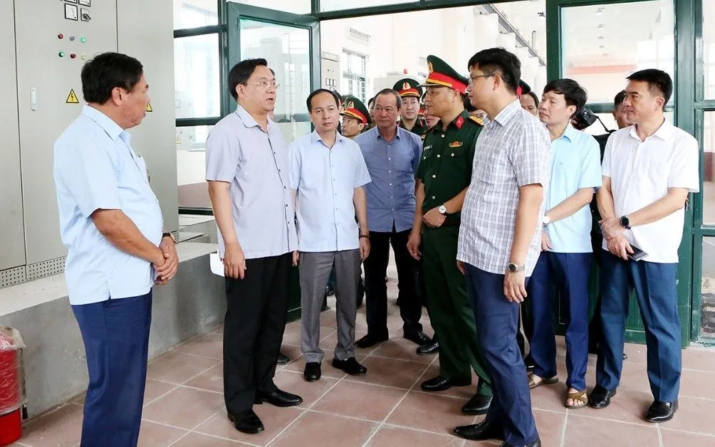 Chủ tịch UBND tỉnh Phú Thọ Trần Duy Đông kiểm tra thực tế Trạm bơm tiêu Sơn Tình, xã Phú Khê. Chủ tịch UBND tỉnh Phú Thọ Trần Duy Đông kiểm tra thực tế Trạm bơm tiêu Sơn Tình, xã Phú Khê.