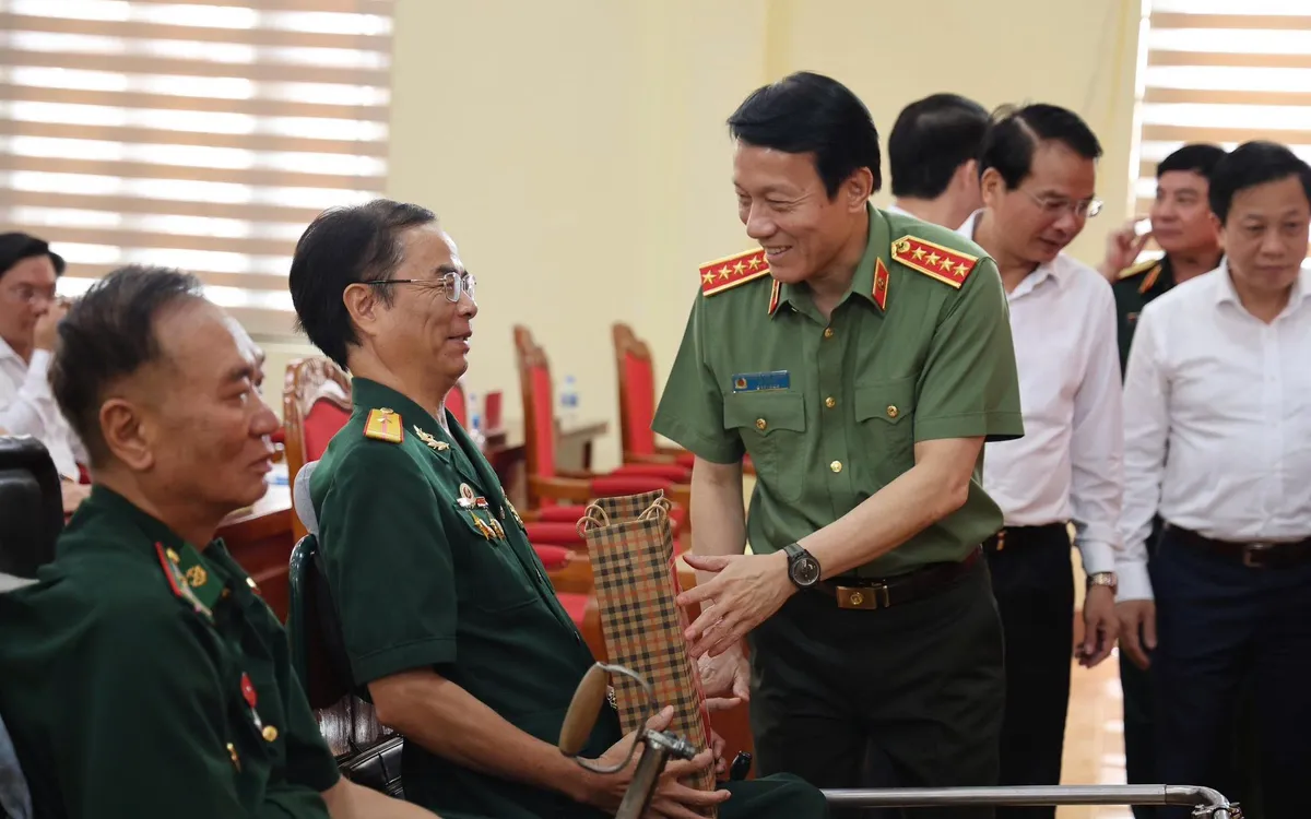 Bộ trưởng Bộ Công an Lương Tam Quang thăm, tặng quà cho các thương, bệnh binh tại Trung tâm người có công tỉnh Phú Thọ. Bộ trưởng Bộ Công an Lương Tam Quang thăm, tặng quà cho các thương, bệnh binh tại Trung tâm người có công tỉnh Phú Thọ.