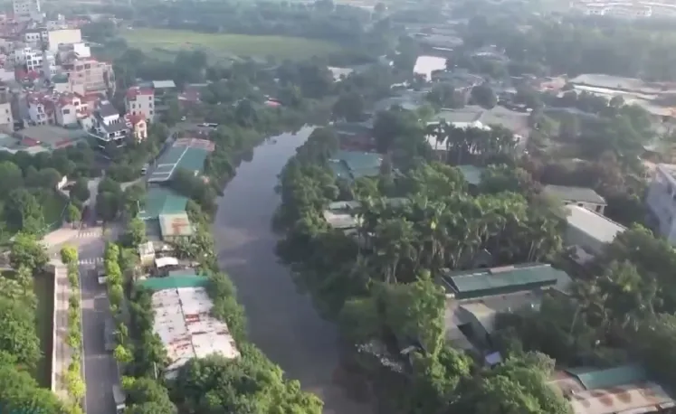 Đất hành lang sông Nhuệ bị lấn chiếm, xây dựng trái phép - Ảnh 1.