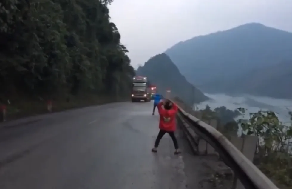 Tai nạn r&igrave;nh rập từ việc học sinh nh&uacute;n nhảy theo tiếng c&ograve;i xe- Ảnh 3.