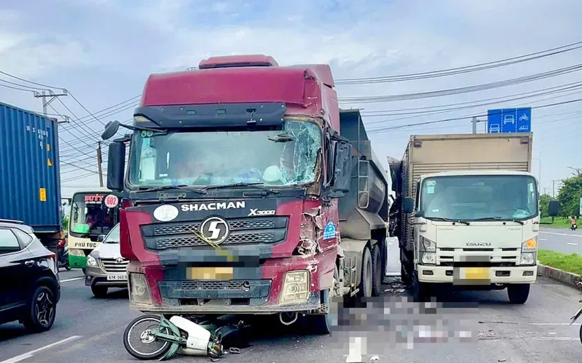 Hiện trường vụ tai nạn liên hoàn giữa hai xe ô tô và xe máy khiến giao thông qua khu vực ùn ứ. Ảnh: PLo