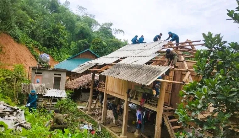 Mưa giông lớn tàn phá nhiều khu vực tại Thanh Hóa trước khi bão số 3 đổ bộ - Ảnh 1.