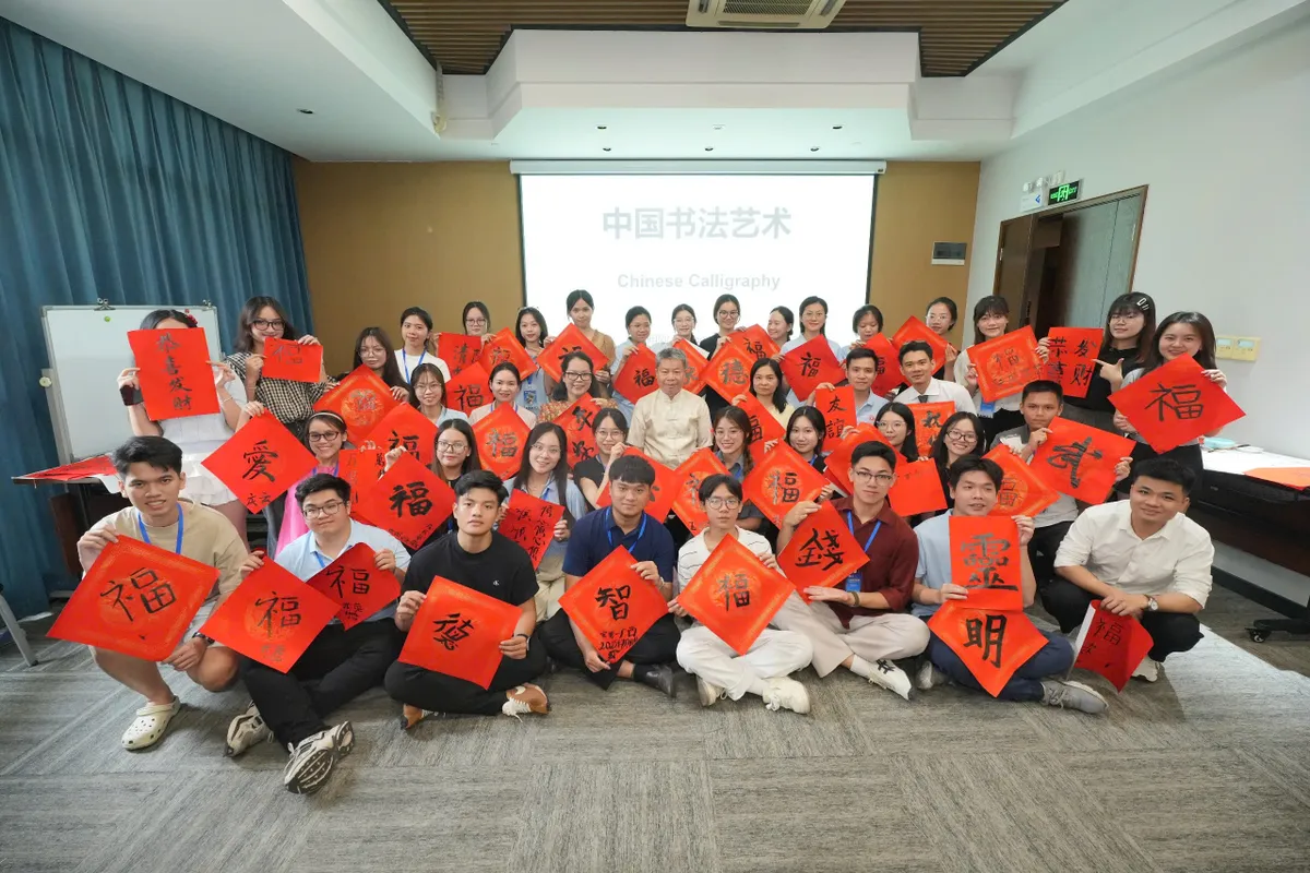 Trại hè Việt - Trung năm 2025 “Kết duyên bởi khu học xá trung ương - kết nghĩa tại Đại học Quảng Tây”  - Ảnh 4.