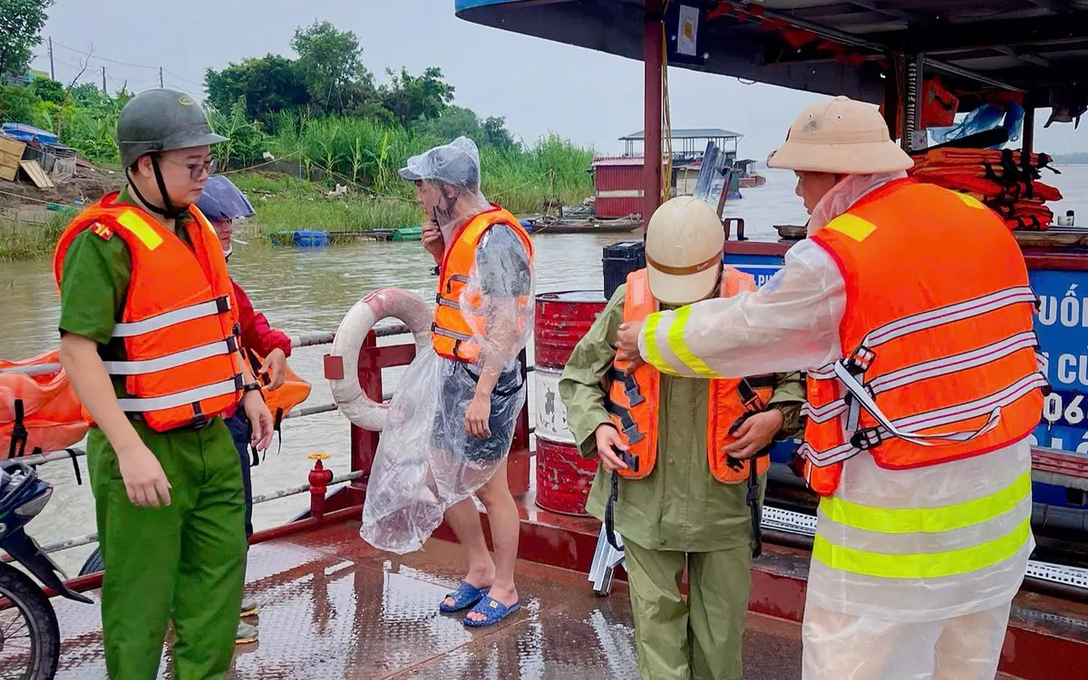 CSGT Hà Nội phối hợp lực lượng triển khai ứng phó với cơn bão số 3. CSGT Hà Nội phối hợp lực lượng triển khai ứng phó với cơn bão số 3.