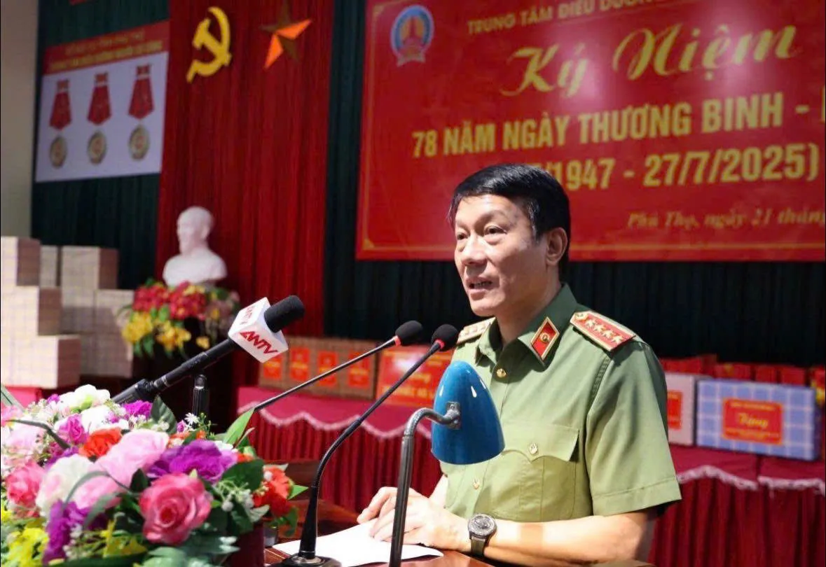 Bộ trưởng Lương Tam Quang thăm, tặng quà trung tâm điều dưỡng người có công tỉnh Phú Thọ - Ảnh 1.