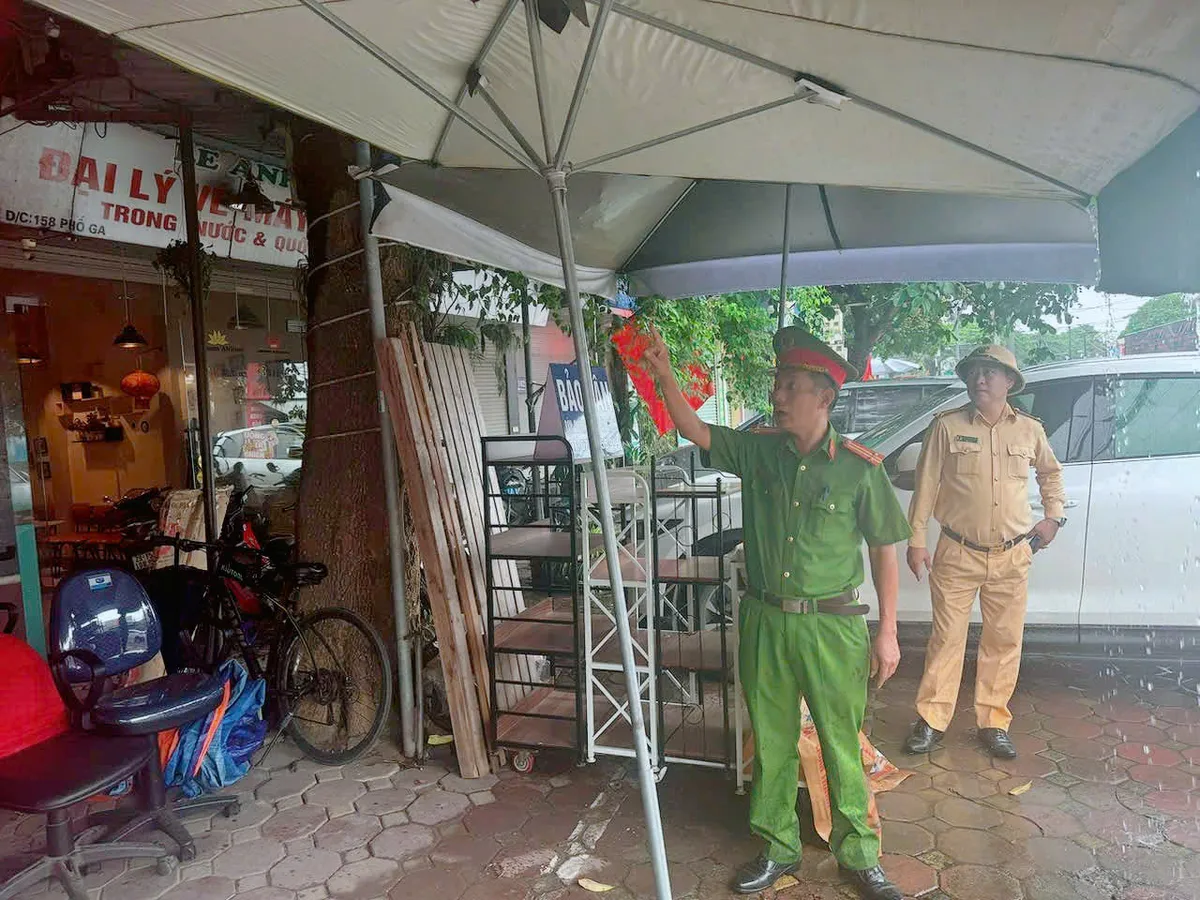 CSGT H&agrave; Nội chủ động phương &aacute;n, sẵn s&agrave;ng ứng ph&oacute; với cơn b&atilde;o số 3 - Ảnh 2.