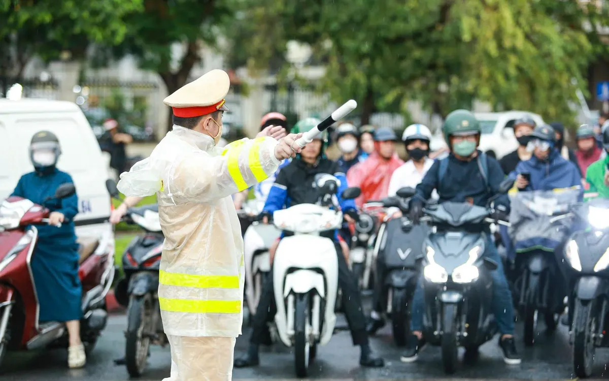 CSGT Hà Nội điều tiết, phân luồng giao thông, phòng ngừa ùn tắc trên địa bàn.