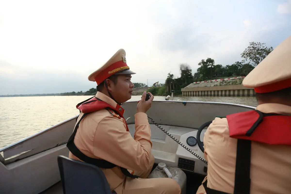 CSGT H&agrave; Nội chủ động phương &aacute;n, sẵn s&agrave;ng ứng ph&oacute; với cơn b&atilde;o số 3 - Ảnh 5.