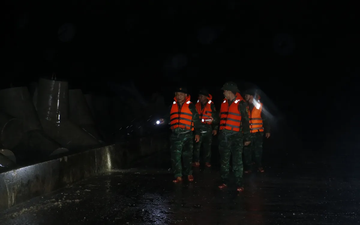 Xuyên đêm tuần tra biển