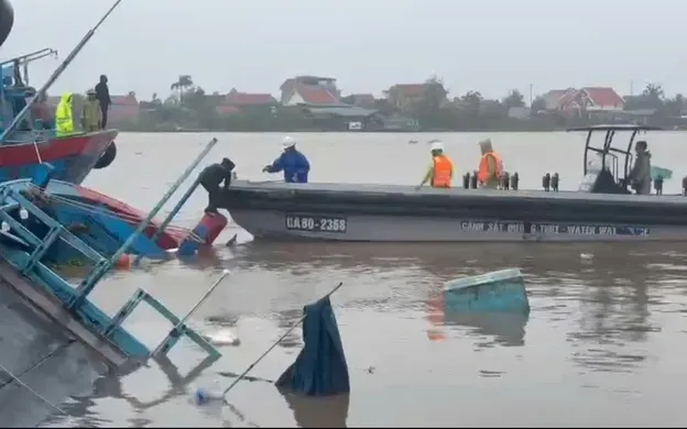 Lực lượng đưa 9 thuyền viên vào bờ an toàn. Ảnh: Cục CSGT Lực lượng đưa 9 thuyền viên vào bờ an toàn. Ảnh: Cục CSGT