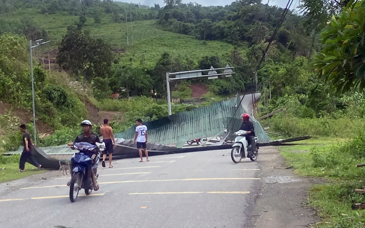 Một mái nhà bị gió cuốn xuống lòng đường tại địa bàn xã La Lay. Ảnh: Báo Quảng Trị