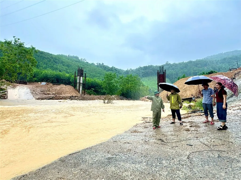 Nước lũ dâng cao, 200 hộ dân ở Nghệ An tạm thời bị cô lập - Ảnh 1.