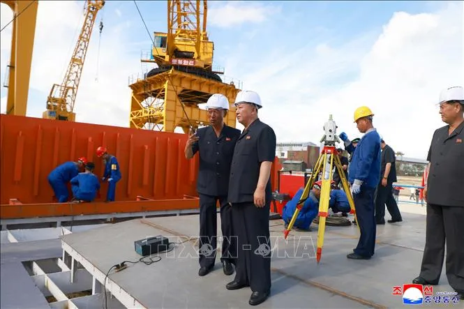 Triều Tiên đóng thêm tàu khu trục 5.000 tấn - Ảnh 2.