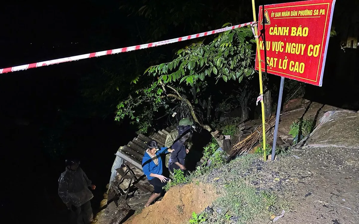 Lực lượng công an tuyên truyền, vận động và hỗ trợ người dân di dời tới nơi an toàn nhằm phòng ngừa nguy cơ sạt lở (Ảnh: Bộ Công an)