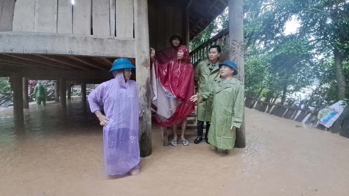 Lũ quét cuốn trôi nhiều nhà dân ở xã biên giới Nhôn Mai (Nghệ An) - Ảnh 1.