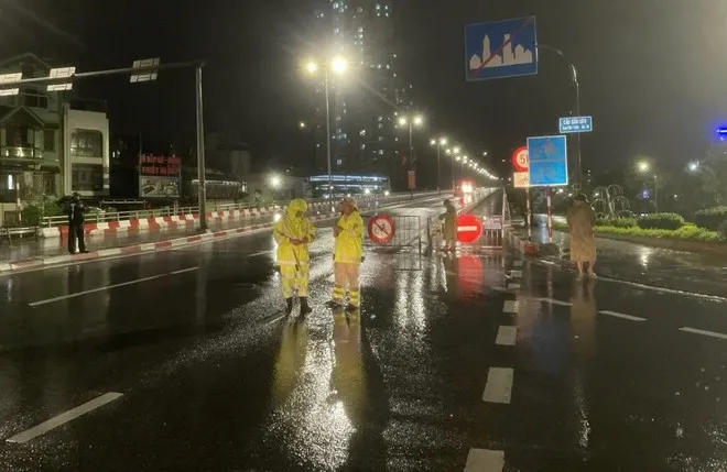 Quảng Ninh cấm mô tô và phương tiện thô sơ qua cầu Bãi Cháy - Ảnh 1.