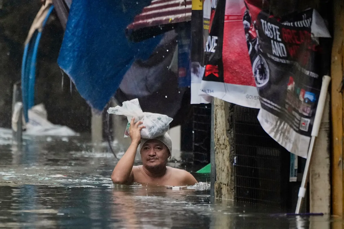 Lũ lớn gây ngập thủ đô Manila, hàng chục nghìn người Philippines phải sơ tán - Ảnh 1.