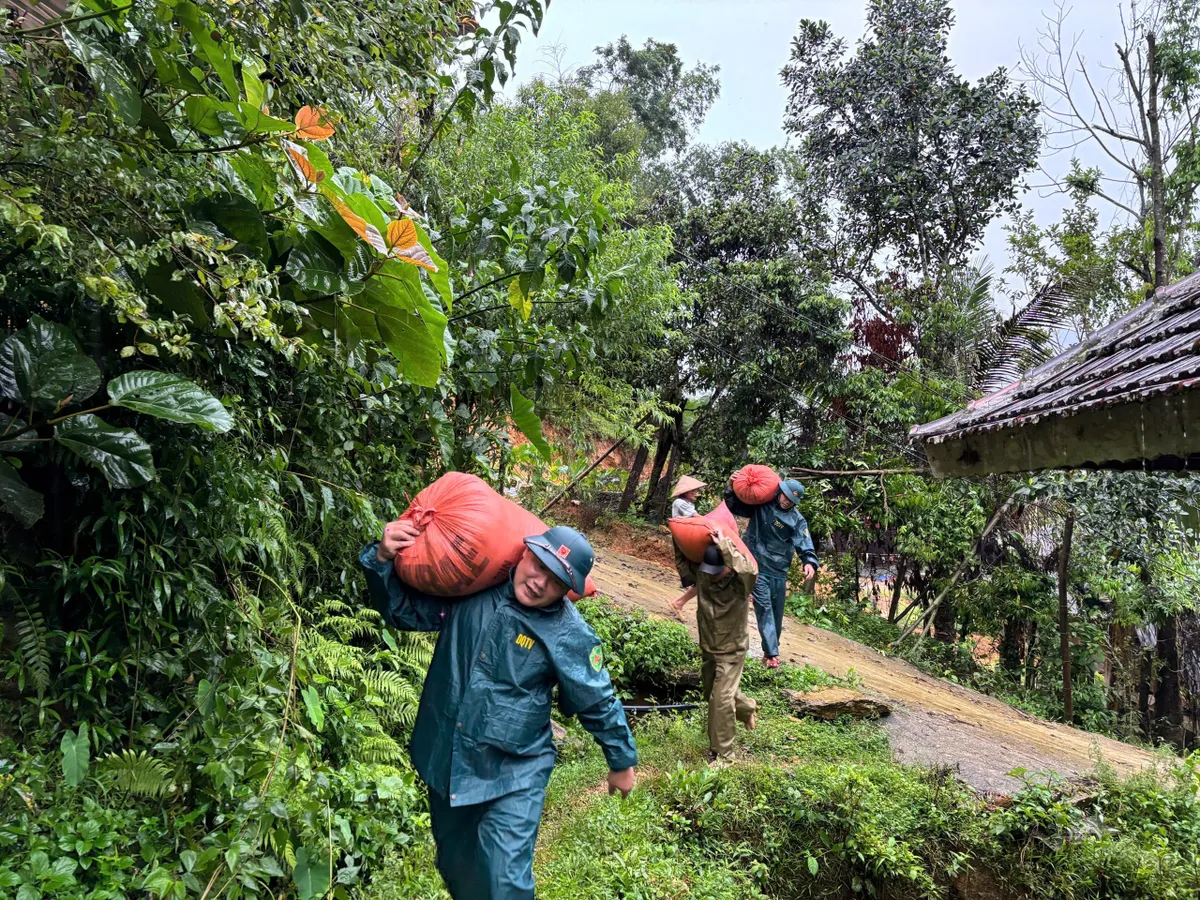 Nghệ An: Bão số 3 làm nhiều tuyến quốc lộ bị ngập, sạt lở làm sập nhà dân - Ảnh 2.