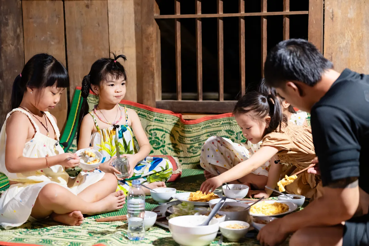 Bố ơi, mình đi đâu thế: Nhiệm vụ 'đổi con', Duy Hưng bối rối chăm 4 cô con gái - Ảnh 1.