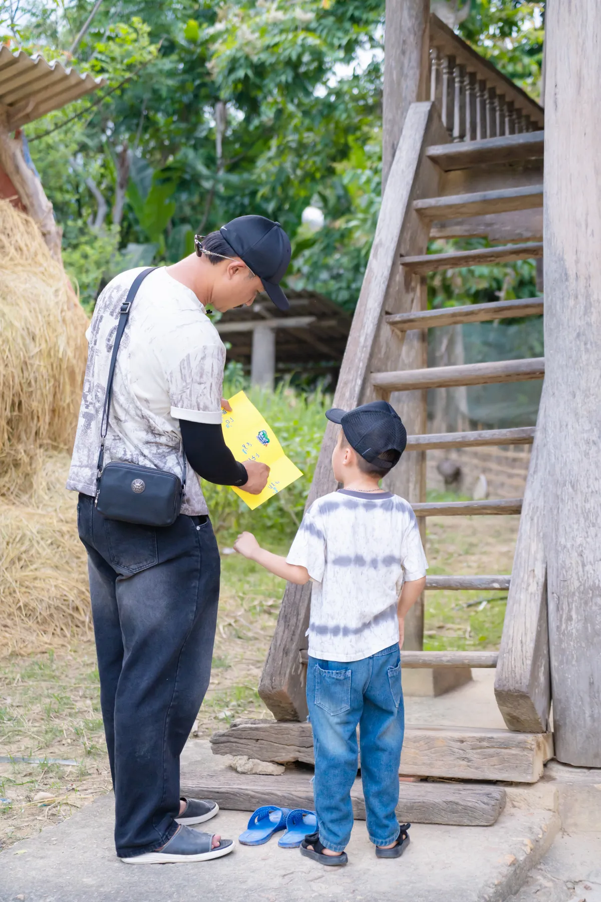 Bố ơi, mình đi đâu thế: Nhiệm vụ 'đổi con', Duy Hưng bối rối chăm 4 cô con gái - Ảnh 3.
