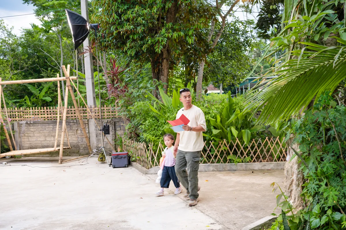 Bố ơi, mình đi đâu thế: Nhiệm vụ 'đổi con', Duy Hưng bối rối chăm 4 cô con gái - Ảnh 2.